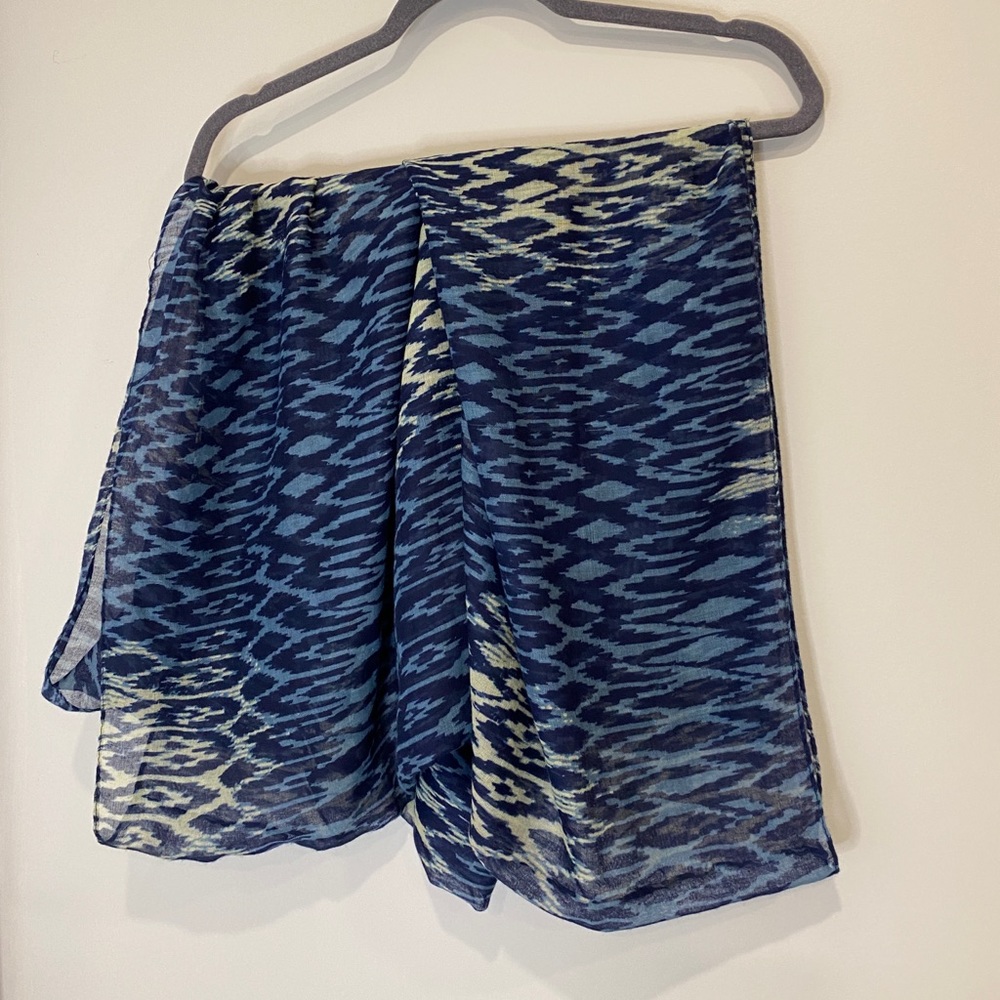 •2/$15• Thin Tube Scarf in Navy, Blue, & Off-White Ikat Diamond Pattern - Picture 2 of 3